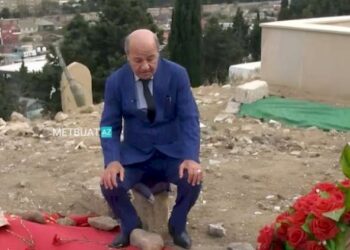 Əli Mirəliyev müğənni Yaqutun məzarı önündə üzr istədi – Video