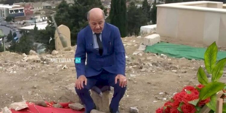 Əli Mirəliyev müğənni Yaqutun məzarı önündə üzr istədi – Video