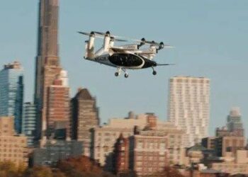 Uçan taksi ilk müştərisini apardı – Bu şəhərdə