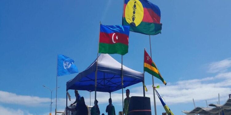 Azərbaycan bayrağı Numea şəhərində dalğalandı – Polis etiraz etdi… – VİDEO