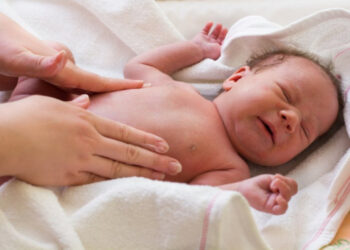 Məşhur rejissorun özündən 46 yaş kiçik tələbəsindən uşağı oldu