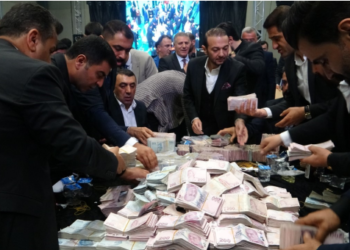 Toyda yığılan pulu 6 saata saya bildilər