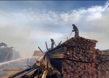 “Taxta bazarı”nda 1,5 milyonluq malı yanan sahibkar keçmiş məmurdur – FOTO