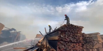 “Taxta bazarı”nda 1,5 milyonluq malı yanan sahibkar keçmiş məmurdur – FOTO