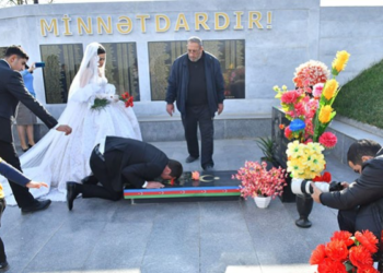 Toy günündə şəhid qardaşının məzarını ziyarət etdi