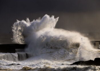 İki qitənin sahillərini yuyan dəniz daşdı, qəsəbələr su altında qaldı – VİDEO