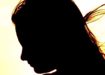 Yeniyetmə qız sənədlərini götürüb evdən getdi