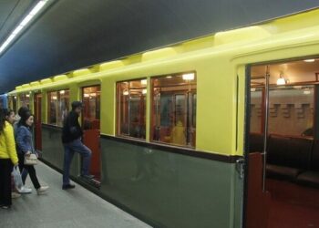 Metro relslərin altından son anda xilas olundu – FOTO