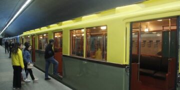 Metro relslərin altından son anda xilas olundu – FOTO