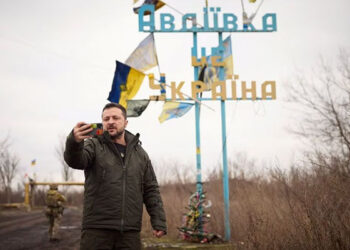 Zelenski ağır döyüşlərin getdiyi şəhərdə! – Foto