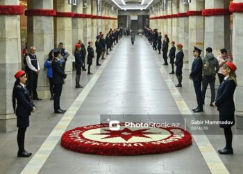 16 349 Bir gecədə adı dəyişdirilən, qərənfillərə qərq olunan metronun “20 Yanvar” stansiyasından REPORTAJ – FOTO