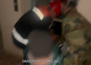 2-si uşaq olmaqla 3 nəfər liftdə qaldı – Video