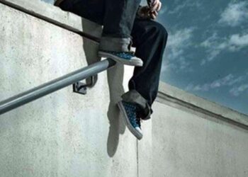 Özünü 11-ci mərtəbədən atdı, sağ qaldı