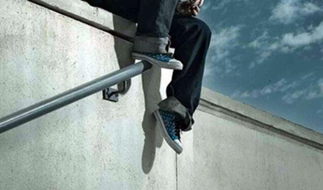 Özünü 11-ci mərtəbədən atdı, sağ qaldı