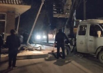 Avtomobil qəzası Xaçmazı işıqsız qoydu – Foto 12 Punto 14 Punto 16 Punto 18 Punto Yanvarın 4-ü axşam saatlarında Xaçmaz şəhəri ərazisində yol-nəqliyyat hadisəsi baş verib.  Axar.az xəbər verir ki, H.Z.Tağıyev küçəsində “Ford” markalı yük avtomobili işıqforda idarəetməni itirərək kommunikasiya dirəklərinə çırpılıb. Nəticədə xəsarət alan olmasa da, Xaçmaz şəhərinin böyuk bir hissəsi işıqsız və internetsiz qalıb.  Hazırda qəzanın nəticələrinin aradan qaldırılması istiqamətində müvafiq qurumlar tərəfindən iş aparılır.  Faktla bağlı araşdırmaya başlanılıb.