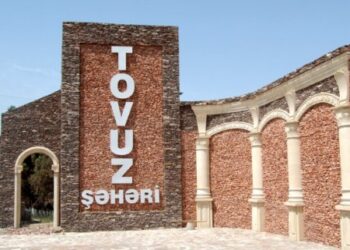 Şəhid qanına boyanmış dövlətin atributu olan üçrəngli bayrağımız bu RAYONUN Mədəniyyət klubunda ayaqlar altına tapdalanır-Foto