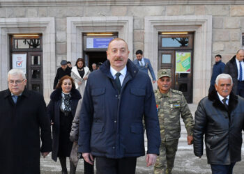 Prezident sakinlərlə Xankəndini gəzdi – Fotolar