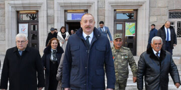 Prezident sakinlərlə Xankəndini gəzdi – Fotolar
