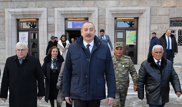 Prezident sakinlərlə Xankəndini gəzdi – Fotolar