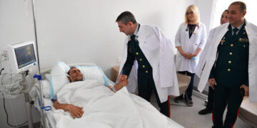 Elçin Quliyev yaralı hərbçimizi ziyarət etdi – Fotolar