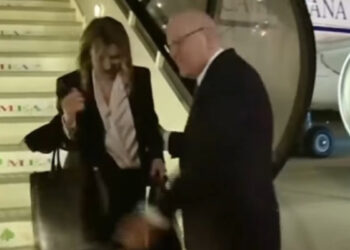 Baş nazirin əvəzinə səhvən köməkçisini öpdü – Video