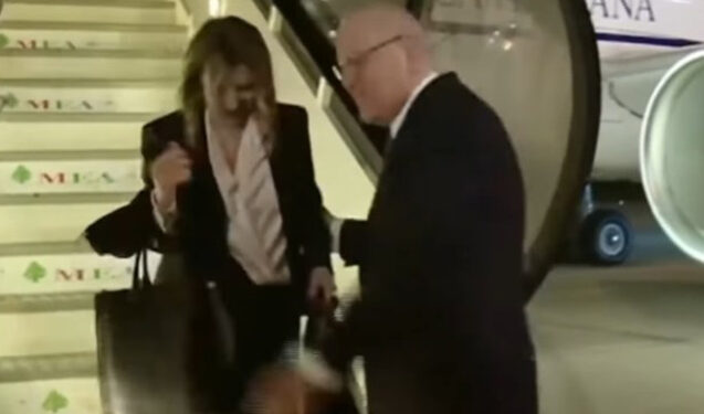 Baş nazirin əvəzinə səhvən köməkçisini öpdü – Video