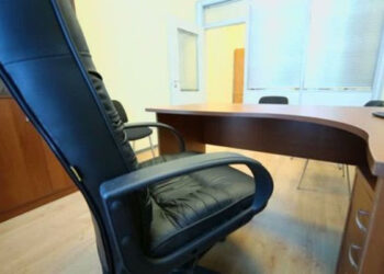 Məktəb direktoru müəllimləri şantaj edərək rüşvət yığırmış