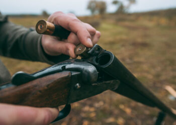 Qonşusunun ayaqlarına atəş açdı