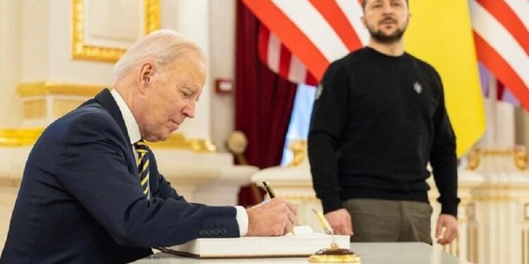 ABŞ YENƏ “İKİBAŞLI TƏMİNATLA” UKRAYNANI ALDADIR? – “Bu müqavilədən Budapeşt memorandumunun iyi gəlir…”