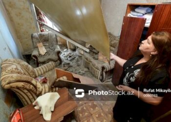 Bakının mərkəzində binanın bir hissəsi uçdu – FOTOLAR