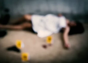 Qısqandığı üçün dəhşət saçdı: Münasibətdə olduğu qadını və 25 yaşlı oğlanı qanlarına qəltan etdi