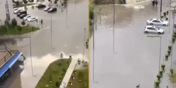 Paytaxtda avtomobillər üçün “hovuz”: Yaşayış kompleksinin həyəti su ilə doldu