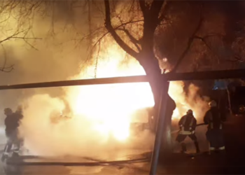 Anasının evini, bacısının maşınını yandırdı