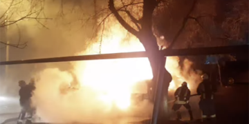 Anasının evini, bacısının maşınını yandırdı