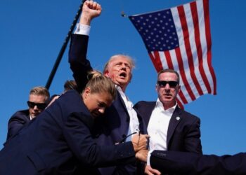 Trampa qarşı sui-qəsd cəhdi: Özü yaralandı, iki nəfər öldü (FOTO/VİDEO)