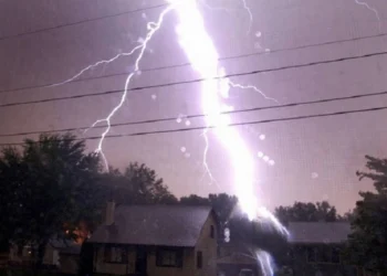 İsmayıllıda yaşayış evinin damına ildırım düşdü, ev yandı