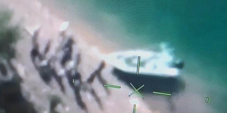 Türkiyədə yanğınsöndürən helikopter gölə düşdü