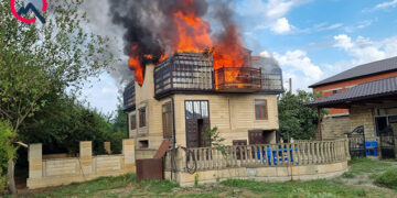 Masallıda ikimərtəbəli ev yandı