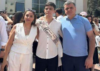 Oğlu ilə eyni gündə tələbə adını qazandı – Foto