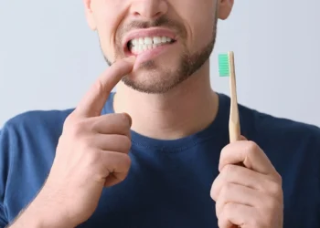 Dişlərə qulluqda 5 səhv: Mina qatını məhv edən vərdişlər