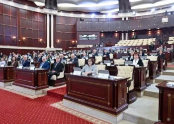 Sentyabrın 23-də Yeddinci çağırış Azərbaycan Respublikası Milli Məclisinin ilk iclası keçirilib.  Milli Məclisin Mətbuat və ictimaiyyətlə əlaqələr şöbəsindən verilən məlumata görə, Azərbaycan Respublikasının Prezidenti İlham Əliyev iclasda iştirak edib.  ⚡️📲Təcili xəbərlər üçün bizi WhatsApp kanalından izlə  İclasın əvvəlində Azərbaycan Respublikasının Dövlət Himni səslənib.  Sonra Prezident İlham Əliyev geniş nitq söyləyib. Prezident Milli Məclisin üzvlərini Yeddinci çağırış Milli Məclisin fəaliyyətə başlaması münasibəti ilə təbrik edib, onlara uğurlar arzulayıb.  Sonra Milli Məclisin ən qocaman deputatı kimi iclasa sədrlik edən Ziyad Səmədzadə Yeddinci çağırış Milli Məclisin ilk iclasını açıq elan edib.  Ziyad Səmədzadə Milli Məclisə üzv seçildiklərinə görə deputatları təbrik edib və Yeddinci çağırış Milli Məclisə seçilmiş deputatların siyahısını oxuyub.  Sonra deputat Ziyad Səmədzadə bildirib ki, Milli Məclisin Daxili Nizamnaməsinin müvafiq maddələrinə əsasən, iclasın gündəliyinə 9 məsələ daxildir. Bunlar – Milli Məclisin Hesablayıcı komissiyasının yaradılması, Milli Məclisin sədrinin və sədr müavinlərinin seçilməsi, İntizam komissiyasının yaradılması, Milli Məclisin komitə sədrlərinin və sədr müavinlərinin seçilməsi ilə bağlı məsələlərdir.  İclasın gündəliyi təsdiq olunub.  Sahibə Qafarova gizli səsvermə nəticəsində Milli Məclisin sədri vəzifəsinə seçilib.  Milli Məclisin sədri Sahibə Qafarova iclasda çıxış edib.  Daha sonra Milli Məclis sədrinin birinci müavini və müavinlərinin seçilməsi məsələsinə baxılıb. Sahibə Qafarova Milli Məclis sədrinin birinci müavini vəzifəsinə deputat Əli Əhmədovun namizədliyini təklif edib. Açıq səsvermə yolu ilə Əli Əhmədov Milli Məclis sədrinin birinci müavini seçilib.  Bunun ardınca Milli Məclis sədrinin müavinlərinin seçilməsi məsələsinə baxılıb. Səsvermə nəticəsində Ziyafət Əsgərov, Musa Qasımlı və Rafael Hüseynov spikerin müavinləri seçiliblər.