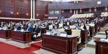 Sentyabrın 23-də Yeddinci çağırış Azərbaycan Respublikası Milli Məclisinin ilk iclası keçirilib.  Milli Məclisin Mətbuat və ictimaiyyətlə əlaqələr şöbəsindən verilən məlumata görə, Azərbaycan Respublikasının Prezidenti İlham Əliyev iclasda iştirak edib.  ⚡️📲Təcili xəbərlər üçün bizi WhatsApp kanalından izlə  İclasın əvvəlində Azərbaycan Respublikasının Dövlət Himni səslənib.  Sonra Prezident İlham Əliyev geniş nitq söyləyib. Prezident Milli Məclisin üzvlərini Yeddinci çağırış Milli Məclisin fəaliyyətə başlaması münasibəti ilə təbrik edib, onlara uğurlar arzulayıb.  Sonra Milli Məclisin ən qocaman deputatı kimi iclasa sədrlik edən Ziyad Səmədzadə Yeddinci çağırış Milli Məclisin ilk iclasını açıq elan edib.  Ziyad Səmədzadə Milli Məclisə üzv seçildiklərinə görə deputatları təbrik edib və Yeddinci çağırış Milli Məclisə seçilmiş deputatların siyahısını oxuyub.  Sonra deputat Ziyad Səmədzadə bildirib ki, Milli Məclisin Daxili Nizamnaməsinin müvafiq maddələrinə əsasən, iclasın gündəliyinə 9 məsələ daxildir. Bunlar – Milli Məclisin Hesablayıcı komissiyasının yaradılması, Milli Məclisin sədrinin və sədr müavinlərinin seçilməsi, İntizam komissiyasının yaradılması, Milli Məclisin komitə sədrlərinin və sədr müavinlərinin seçilməsi ilə bağlı məsələlərdir.  İclasın gündəliyi təsdiq olunub.  Sahibə Qafarova gizli səsvermə nəticəsində Milli Məclisin sədri vəzifəsinə seçilib.  Milli Məclisin sədri Sahibə Qafarova iclasda çıxış edib.  Daha sonra Milli Məclis sədrinin birinci müavini və müavinlərinin seçilməsi məsələsinə baxılıb. Sahibə Qafarova Milli Məclis sədrinin birinci müavini vəzifəsinə deputat Əli Əhmədovun namizədliyini təklif edib. Açıq səsvermə yolu ilə Əli Əhmədov Milli Məclis sədrinin birinci müavini seçilib.  Bunun ardınca Milli Məclis sədrinin müavinlərinin seçilməsi məsələsinə baxılıb. Səsvermə nəticəsində Ziyafət Əsgərov, Musa Qasımlı və Rafael Hüseynov spikerin müavinləri seçiliblər.