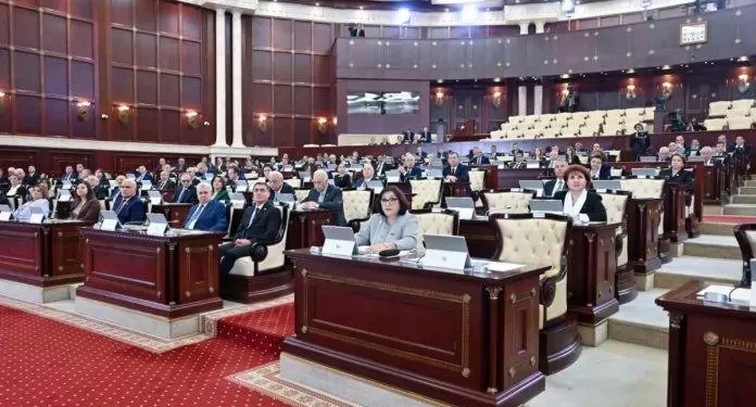 Sentyabrın 23-də Yeddinci çağırış Azərbaycan Respublikası Milli Məclisinin ilk iclası keçirilib.  Milli Məclisin Mətbuat və ictimaiyyətlə əlaqələr şöbəsindən verilən məlumata görə, Azərbaycan Respublikasının Prezidenti İlham Əliyev iclasda iştirak edib.  ⚡️📲Təcili xəbərlər üçün bizi WhatsApp kanalından izlə  İclasın əvvəlində Azərbaycan Respublikasının Dövlət Himni səslənib.  Sonra Prezident İlham Əliyev geniş nitq söyləyib. Prezident Milli Məclisin üzvlərini Yeddinci çağırış Milli Məclisin fəaliyyətə başlaması münasibəti ilə təbrik edib, onlara uğurlar arzulayıb.  Sonra Milli Məclisin ən qocaman deputatı kimi iclasa sədrlik edən Ziyad Səmədzadə Yeddinci çağırış Milli Məclisin ilk iclasını açıq elan edib.  Ziyad Səmədzadə Milli Məclisə üzv seçildiklərinə görə deputatları təbrik edib və Yeddinci çağırış Milli Məclisə seçilmiş deputatların siyahısını oxuyub.  Sonra deputat Ziyad Səmədzadə bildirib ki, Milli Məclisin Daxili Nizamnaməsinin müvafiq maddələrinə əsasən, iclasın gündəliyinə 9 məsələ daxildir. Bunlar – Milli Məclisin Hesablayıcı komissiyasının yaradılması, Milli Məclisin sədrinin və sədr müavinlərinin seçilməsi, İntizam komissiyasının yaradılması, Milli Məclisin komitə sədrlərinin və sədr müavinlərinin seçilməsi ilə bağlı məsələlərdir.  İclasın gündəliyi təsdiq olunub.  Sahibə Qafarova gizli səsvermə nəticəsində Milli Məclisin sədri vəzifəsinə seçilib.  Milli Məclisin sədri Sahibə Qafarova iclasda çıxış edib.  Daha sonra Milli Məclis sədrinin birinci müavini və müavinlərinin seçilməsi məsələsinə baxılıb. Sahibə Qafarova Milli Məclis sədrinin birinci müavini vəzifəsinə deputat Əli Əhmədovun namizədliyini təklif edib. Açıq səsvermə yolu ilə Əli Əhmədov Milli Məclis sədrinin birinci müavini seçilib.  Bunun ardınca Milli Məclis sədrinin müavinlərinin seçilməsi məsələsinə baxılıb. Səsvermə nəticəsində Ziyafət Əsgərov, Musa Qasımlı və Rafael Hüseynov spikerin müavinləri seçiliblər.