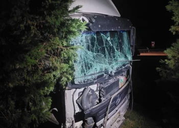 Gəncədə iki yük atomobili toqquşub, yük yerindəki məişət avadanlıqları yola dağılıb