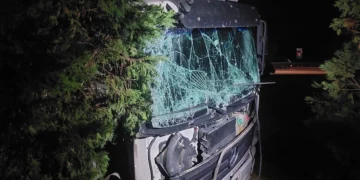 Gəncədə iki yük atomobili toqquşub, yük yerindəki məişət avadanlıqları yola dağılıb