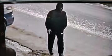 Bakıda günorta vaxtı maskalı şəxs məktəblini oğurlamaq istədi – FOTO