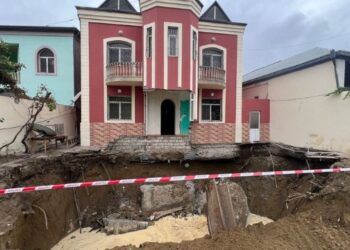 Əhmədlidə su kollektorunun üzərində tikilən ev qəzalı vəziyyət yaratdı