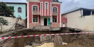 Əhmədlidə su kollektorunun üzərində tikilən ev qəzalı vəziyyət yaratdı