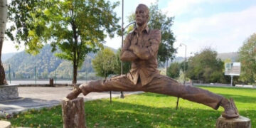 Jan Klod Van Dammın Qəbələdəki heykəli götürüldü – Səbəb açıqlandı