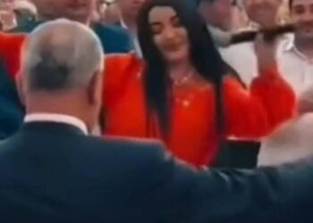 İcra başçısı ilə məşhur müğənninin rəqsi gündəm oldu – VİDEO